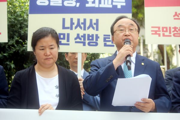 ▲윤성원 총회장(오른쪽)이 호소문을 발표하고 있다. 왼쪽은 백 선교사의 아내 배 선교사. 