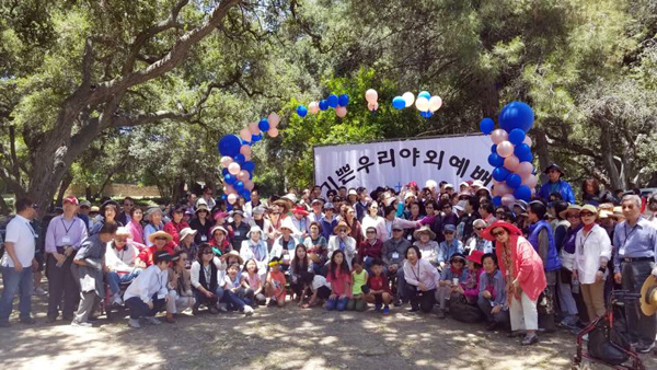 기쁜우리교회가 야외에서 예배 드리며 하나님을 찬양했다. 