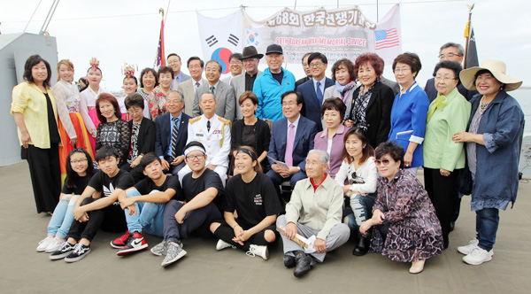 SS 레인 빅토리 호 선상에서 1부 기념행사를 마치고 참석자들이 촬영을 하고 있다.