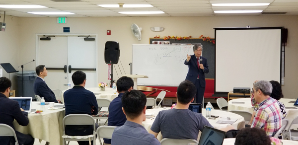 미드웨스턴침례신학대학원 공개강좌에서 한성열 교수가 강의하고 있다.