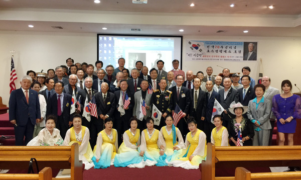 포럼을 마친 후, 주요 참가자들이 기념촬영했다.