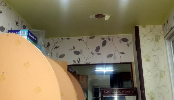 ▲아직 복구되지 못한 청소년부실 천장. ⓒ교회 제공