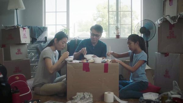 오픈뱅크 TV 광고의 한 장면.