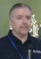 에릭 폴리 목사. 