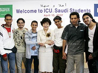 올해 6명의 사우디 국비유학생을 유치한 한국정보통신대학교(ICU)의 허운나 총장(가운데)과 무슬림 유학생들. 오일달러를 앞세운 재정지원은 뿌리칠 수 없는 유혹이다.ⓒ ICU 제공 