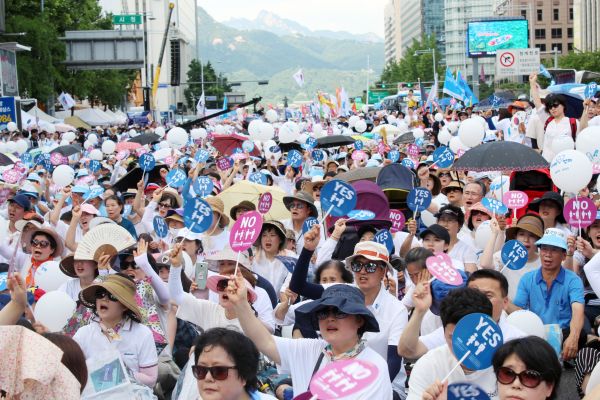 ▲참석한 성도와 시민들이 구호를 외치고 있다. ⓒ이대웅 기자
