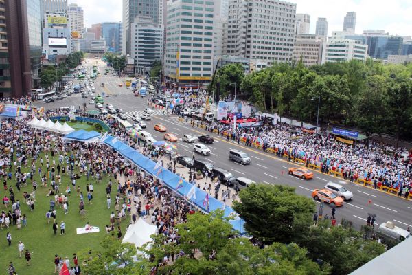 ▲왼편에 퀴어축제, 오른편에 국민대회. ⓒ이대웅 기자