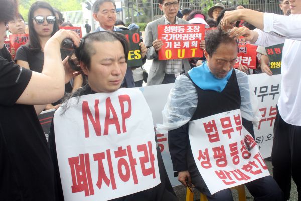 ▲염안섭 원장(왼쪽)과 길원평 교수가 법무부 NAP의 부당성을 제기하기 위해 삭발을 감행하고 있다. ⓒ김진영 기자