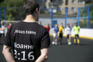 ‘Jesus Team’과 ‘요한복음 3:16’ 문구가 적힌 티셔츠를 입고 있는 전도자의 모습. ⓒ미션유라시아 제공