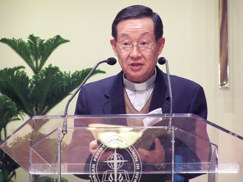 예배 인도하는 김정식 목사.