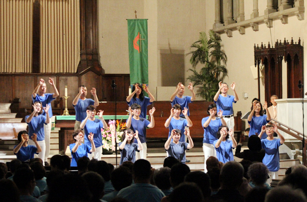 콘서트에서 수화로 찬양하고 있는 남가주농아교회 수화찬양팀