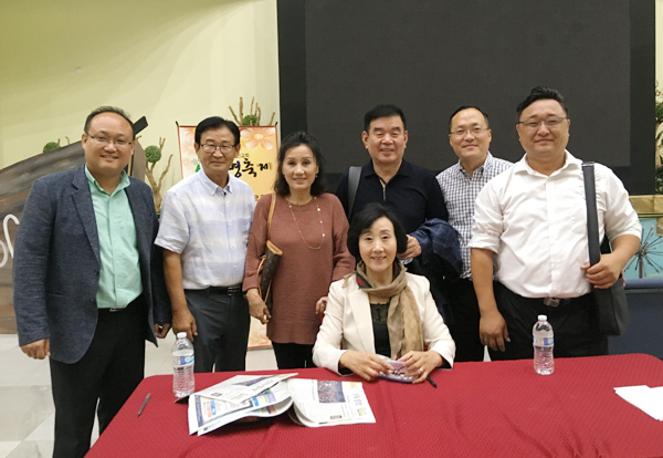 박순애 전도사(사진 가운데)가 은혜한인교회에서 메시지를 전했다.