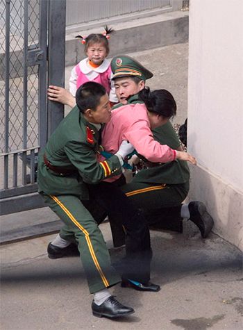 중국 내 일본영사관 진입을 시도하다 끌려나오는 한 탈북민 여성의 모습(사진은 기사 내용과 직접 관련이 없습니다). ⓒ우리역사넷 캡처