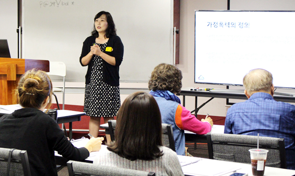 제니퍼 오(LCSW) 카운슬러가 강의하는 모습