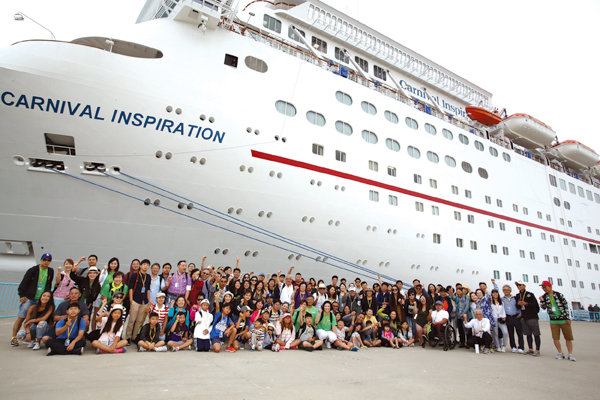 멕시코 엔시나다에 도착해 크루즈 선을 배경으로 기념 촬영하고 있다.