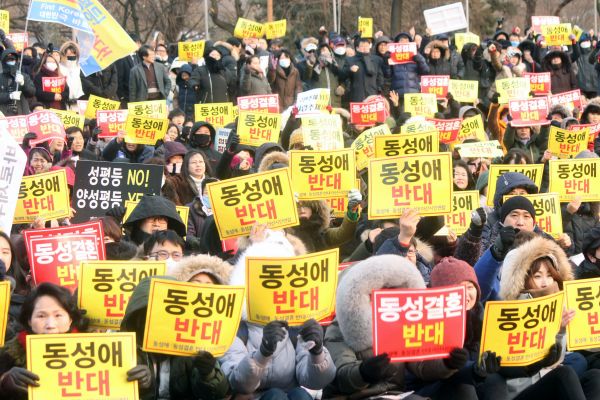 ▲지난 1월 28일 충남 인권조례 폐지를 촉구한 기도회에서 참석자들이 동성애 반대 피켓을 들며 구호를 외치던 모습