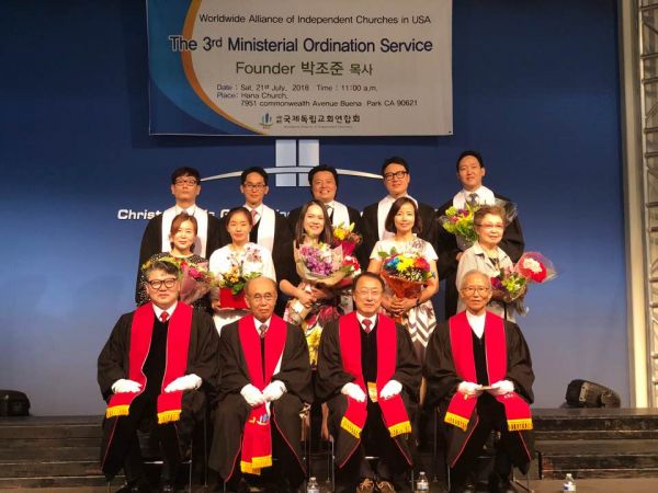 ▲국제독립교회연합회 제3회 미국목사안수식에서 안수받은 새내기 목회자들과 사무총장 임우성 목사(맨 앞줄 맨 왼쪽) 등 안수위원들이 기념촬영을 하고 있다. ⓒ국제독립교회연합회