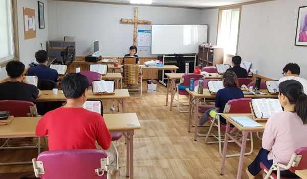 탈북민들이 성경을 통독하고 있는 가운데, 박사라 씨가 앞에서 이들을 인도하고 있다. ⓒ이대웅 기자