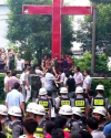 (자료사진)지난 2015년 7월 22일 저장성 원저우 룽완 지역의 쌍촌교회 여성 성도들이 정부의 십자가 철거에 항의하여 자신을 십자가에 묶었으나 공무원들에 의해 강제로 끌어내려지고 있다. ⓒ차이나에이드