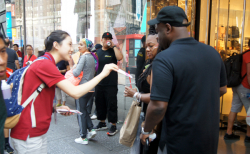 뉴욕시성시화총력전도에서 참가자들이 본격적인 거리전도에 나서서 복음을 전파하는 모습.