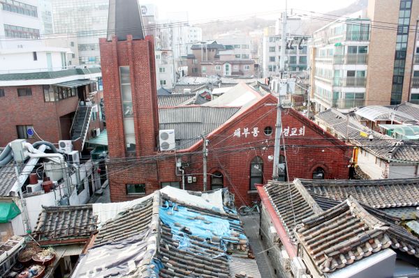 체부동성결교회 전경. 오래된 한옥 건물들이 좁은 골목을 끼고 사방을 둘러 싸고 있다. 골목을 조금만 벗어나면 술집과 음식점들이 있는 시장이 나타난다.지금은 서울시의 ‘생활문화지원센터’로 쓰이고 있다.