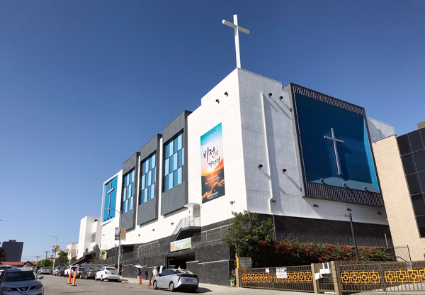 남가주 새누리교회가 건축을 마치고 입당했다. 새 건물은 베렌도 길을 사이에 두고 구 교회 건물과 마주보고 있다. 