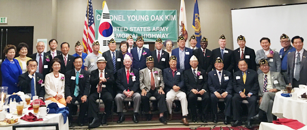 미 재향군인회 한인 829 지부가 자랑스런 미주 한인이자 전쟁영웅인 김영옥 대령의 이름을 딴 고속도로 명명을 축하하는 모임을 지난 3일 개최했다. 김영옥 고속도로는 캘리포니아 주 상하원의 결의로, 부에나팍을 지나는 5번 고속도로 지역이 지정됐으며 지난 3일 표지판을 설치하는 기공식이 열린 바 있다.