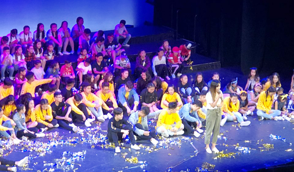 공연을 마친 후, 에스더 박 단장이 나와서 인사하고 있다. 