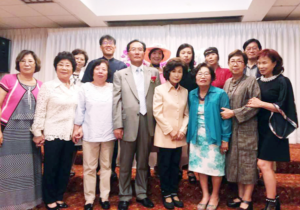 시집 출판 감사 모임 및 칠순잔치를 마친 후 기념 촬영