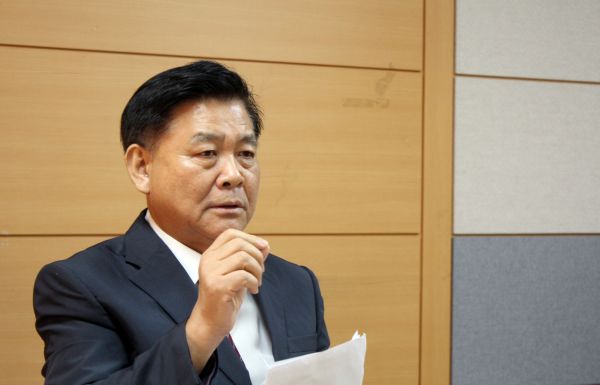 ▲총회재판국 국장이었던 이경희 목사가 기자들에게 재판 결과에 대해 설명하고 있다.