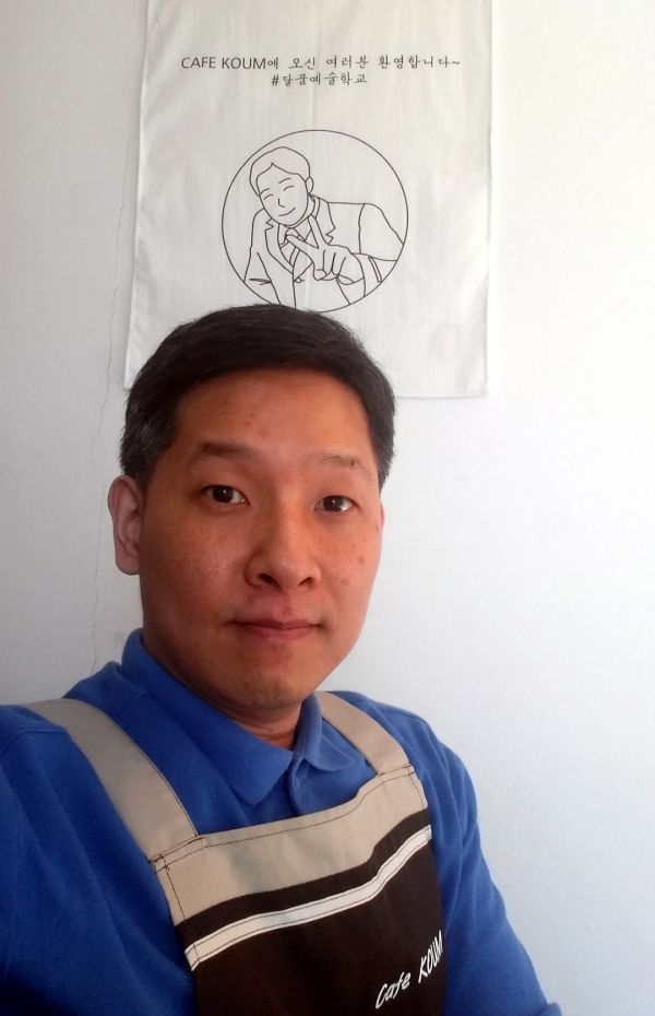 달꿈예술학교 카페에서 일하고 있는 유한승 목사.