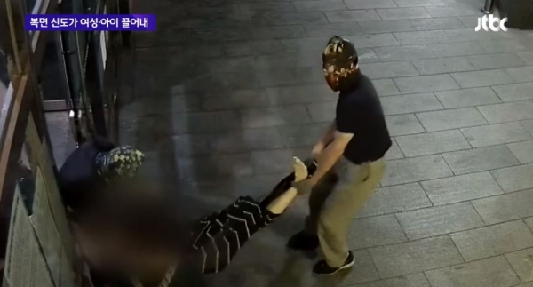 ▲성락교회가 김기동 목사를 둘러싸고 내홍에 휩싸였다. 서울과 수도권 내 교회 건물을 둘러싸고 김기동 목사 찬성측과 반대측이 몸싸움을 벌이는 등 교회 내부 갈등이 격화되고 있는 양상이다.