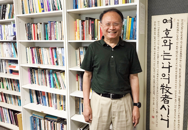 올해로 교수직을 은퇴하고 새로운 사역을 향해 나아가는 박기호 교수를 그가 22년동안 몸 담아온 연구실에서 만났다.