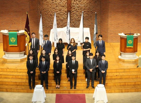 ▲학생비상총회에서 검은 옷을 입은 학생 대표들이 서 있는 모습. ⓒ신학춘추 페이스북