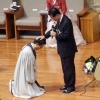 지난 2017년 11월 있었던 명성교회 김하나 목사 위임예식에서 아버지인 김삼환 원로목사(오른쪽)가 김 목사에게 안수기도를 하던 모습.
