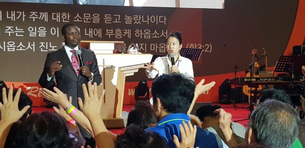 ▲부시리 목사가 집회를 인도하고 있다. ⓒ선교회 제공