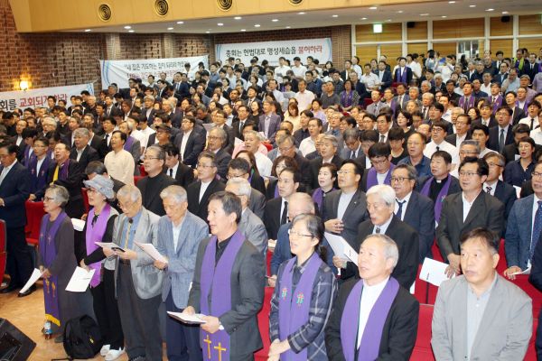 ▲참석자들이 일어나 찬양하고 있다. ⓒ이대웅 기자
