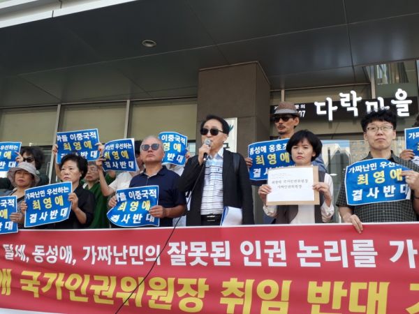 ▲바른군인권연구소 김영길 대표가 시위 도중 발언하고 있다. ⓒ바른군인권연구소