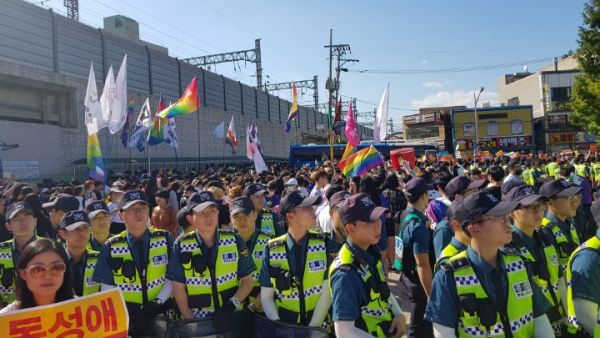 ▲경찰이 출동해 양측의 충돌에 대비하고 있다. ⓒ반동성애기독시민연대