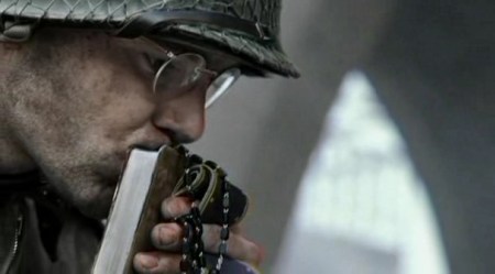 총알이 빗발치는 전쟁터에서 죽거나 다친 병사들을 위해 성경책을 들고 기도하는 아일랜드 병사 (Credit: Captured from Band of Brothers, Ep3)