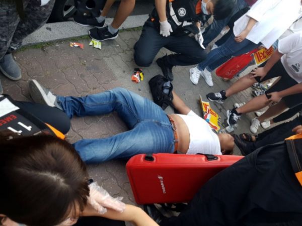 ▲퀴어축제를 반대하다 119에 실려가는 한 청년.