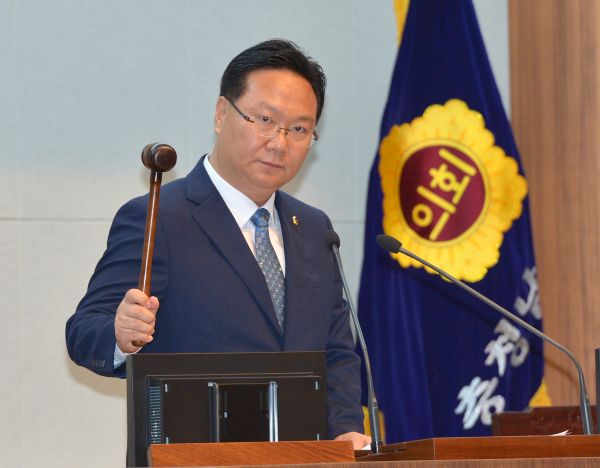 ▲충남도의회 의장인 유병국 도의원이 회의를 진행하고 있다. ⓒ충남도의회