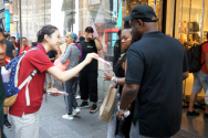 ▲&#039;뉴욕시성시화총력전도&#039; 참가자들이 거리전도에 나서서 복음을 전파하는 모습