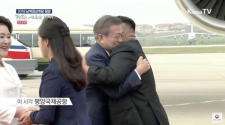 순안공항에 도착한 문재인 대통령이 김정은 위원장과 포옹하고 있다. ⓒKorea TV 영상 캡쳐(청와대)