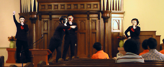 드라마를 선보이고 있는 예수전도단 아웃리치 팀 ⓒ리디머 교회