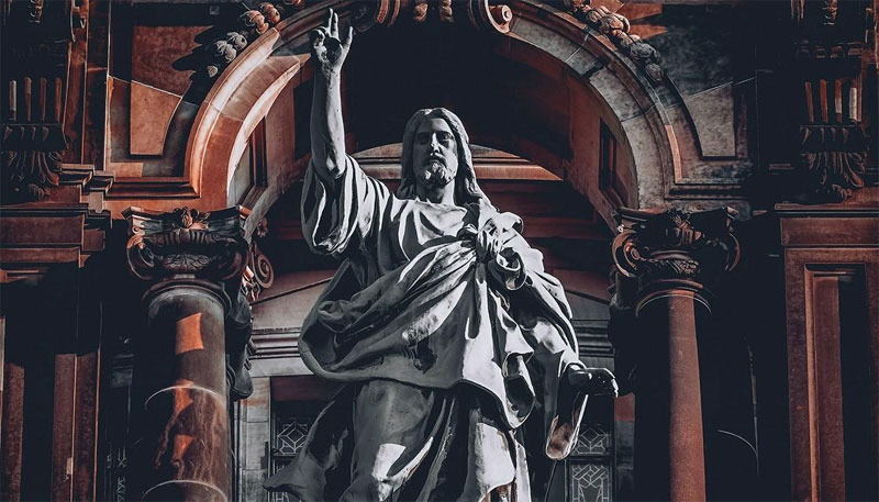 조사 결과, 영국의 18-24세 기독교인들의 절반은 하나님을 남성으로 믿고 있다 ©Newshub