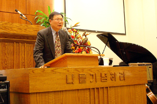 스티브 김 집사는 탈북자를 돕다 중국공안에 체포돼, 4년간 감옥살이를 했다.