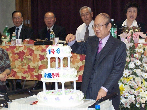 이날 만찬에서는 장영춘 목사의 생일파티도 이어졌다.