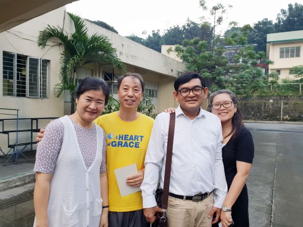 ▲백영모 선교사 부부(왼쪽)가 석방 후 기뻐하고 있다. ⓒ대책위 제공