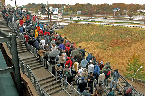 따뜻한 한끼 식사를 위해 터너필드에 모인 인파